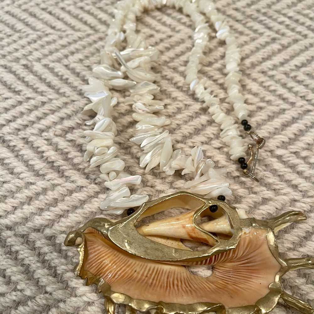 Spectacular Shell And Mop Necklace - image 3